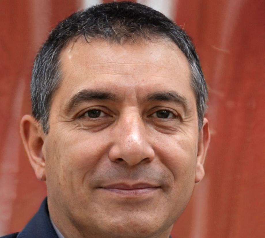 Instructor Tavish Neumayer reviewing market analysis charts